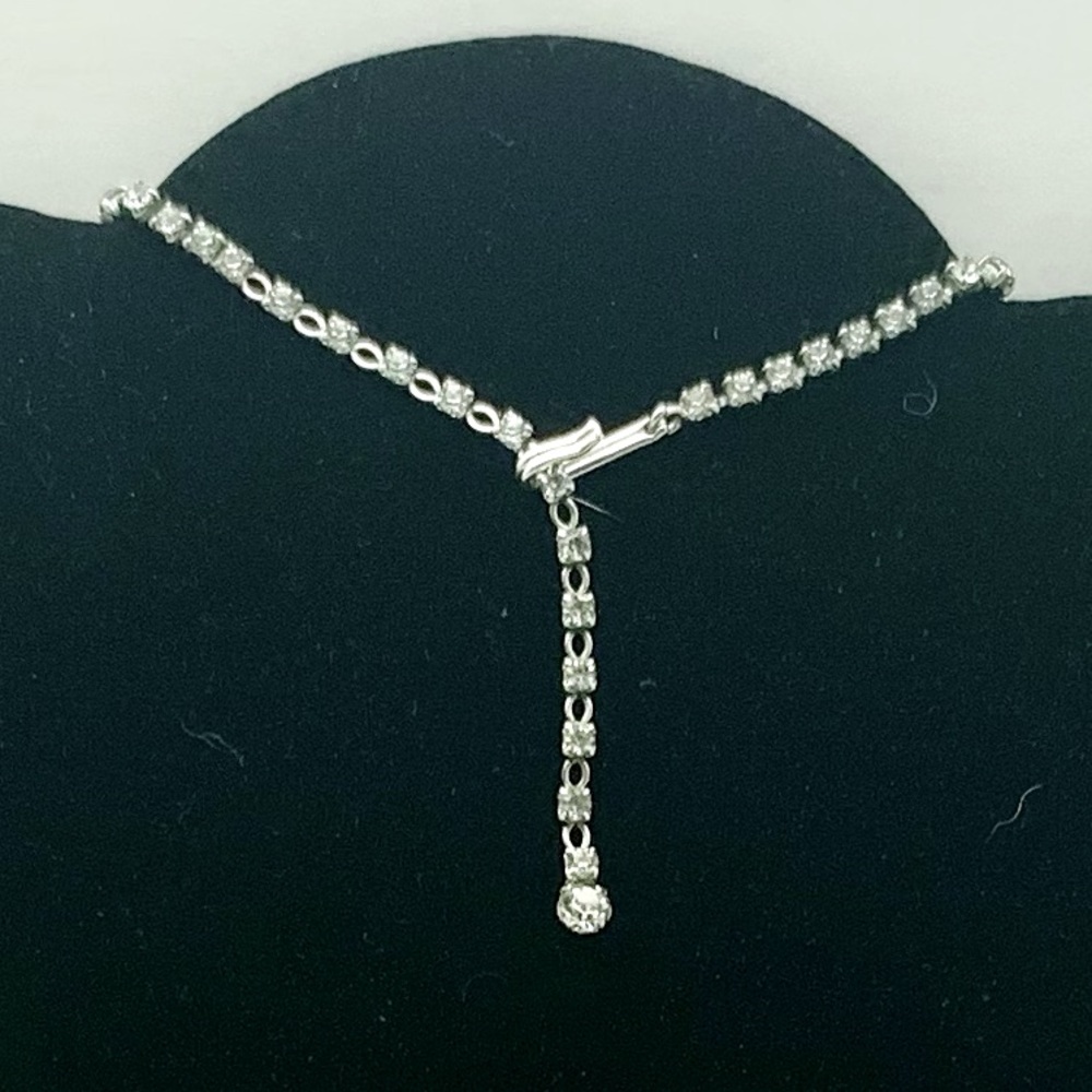 Unsigned Vintage white Rhinestone & Silver Necklace Very Good Condition - Picture 3 of 5